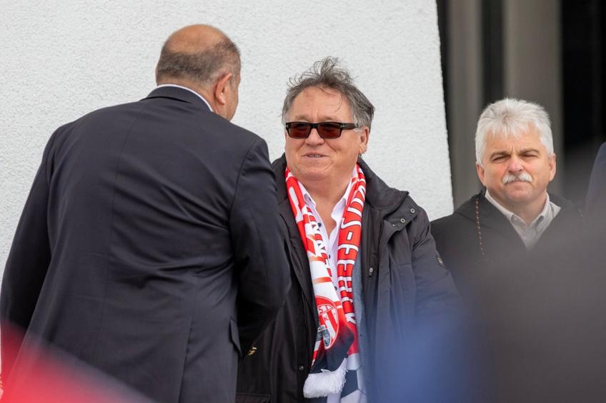 Laszlo Szijj (în centru), milionarul din anturajul lui Viktor Orban care investește la Sepsi. Sursa foto: index.hu
