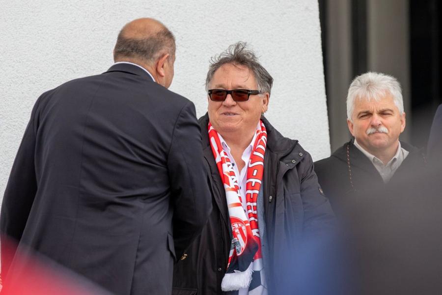 Laszlo Szijj (în centru), milionarul din anturajul lui Viktor Orban care investește la Sepsi. Sursa foto: index.hu De ce tace Peter Magyar? Două scenarii negre pentru Csikszereda și Sepsi