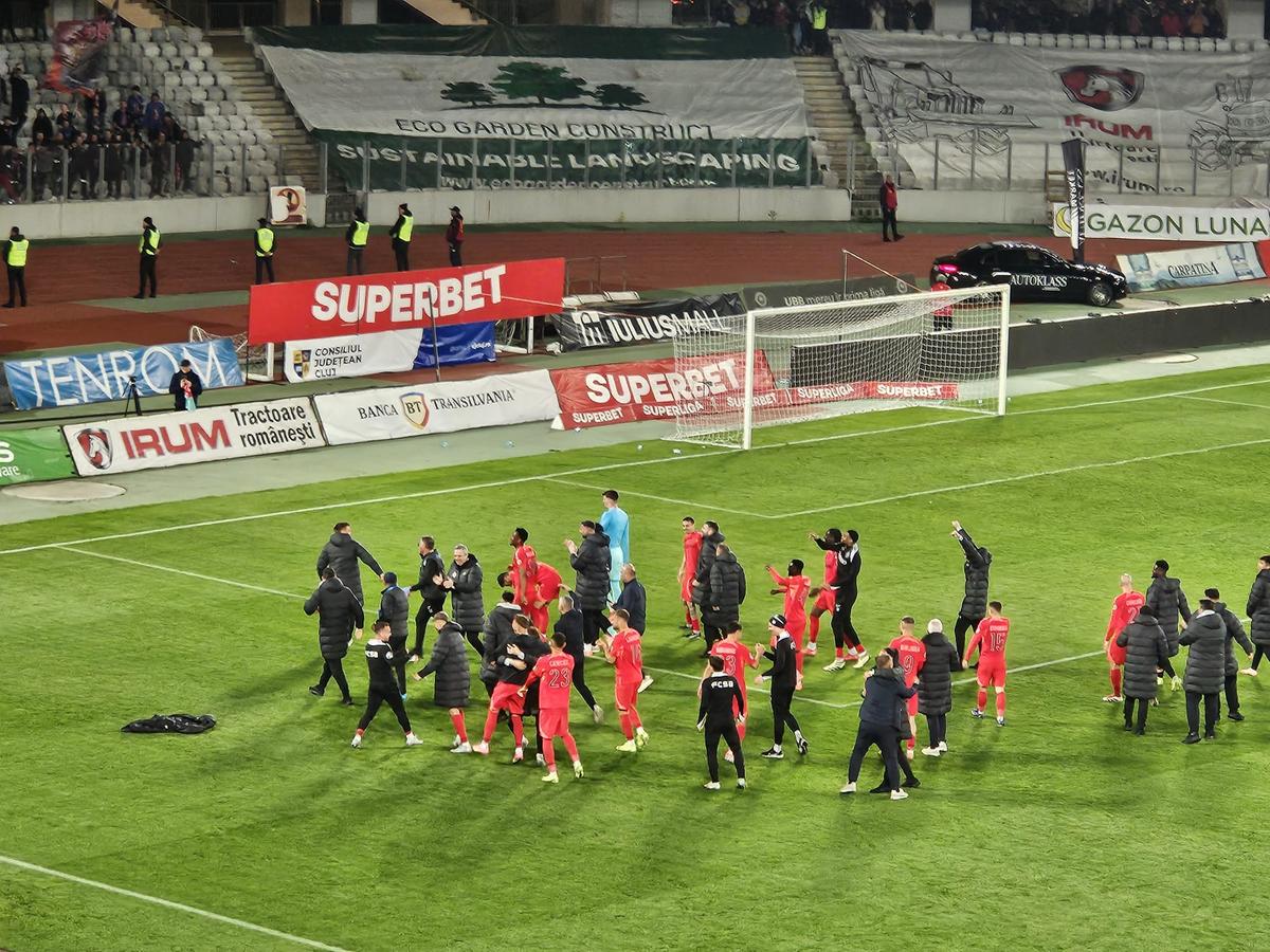 La U Cluj - FCSB s-au repetat la final scenele de anul trecut din Gruia! » Clujenii au aprins blițurile pentru a celebra campioana