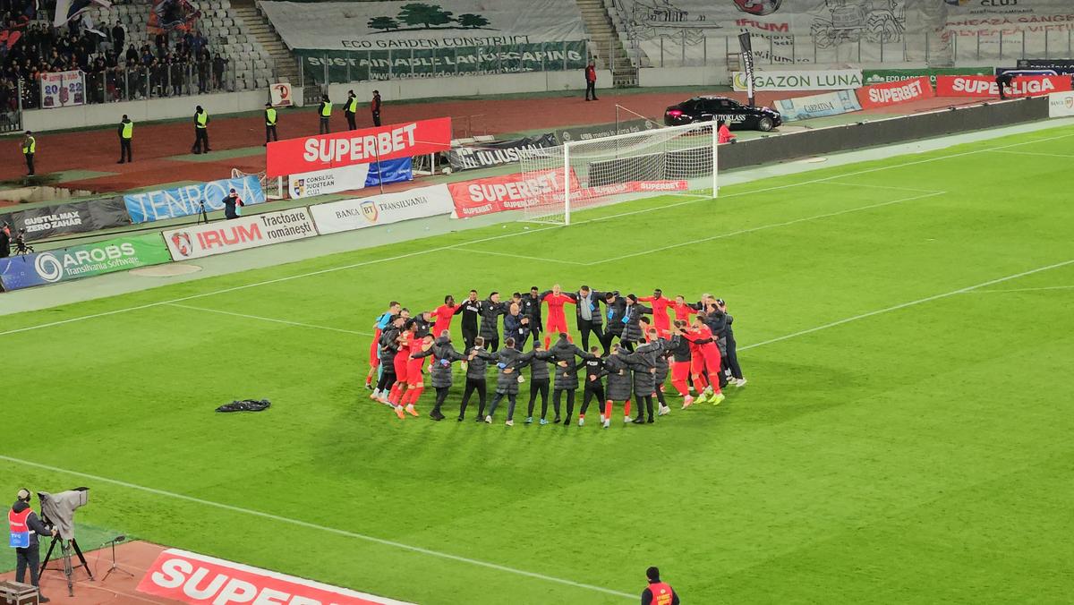 La U Cluj - FCSB s-au repetat la final scenele de anul trecut din Gruia! » Clujenii au aprins blițurile pentru a celebra campioana