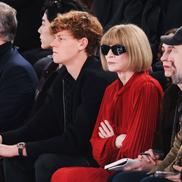Jannik Sinner alături de Anna Wintour la Săptămâna Modei de la Milano 2024 Foto: Imago Images