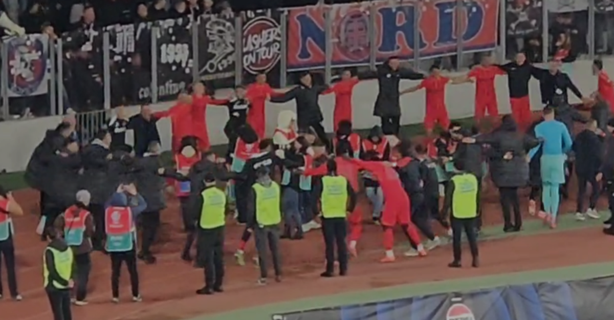 La U Cluj - FCSB s-au repetat la final scenele de anul trecut din Gruia! » Clujenii au aprins blițurile pentru a celebra campioana