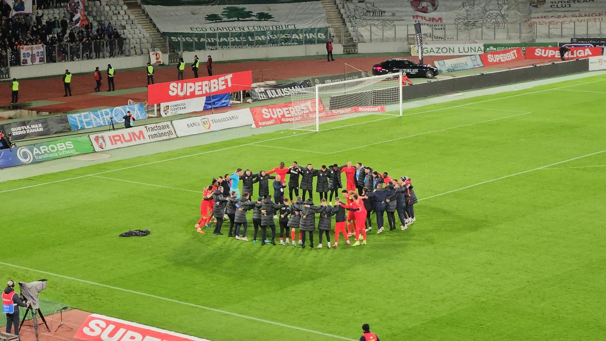 La U Cluj - FCSB s-au repetat la final scenele de anul trecut din Gruia! » Clujenii au aprins blițurile pentru a celebra campioana