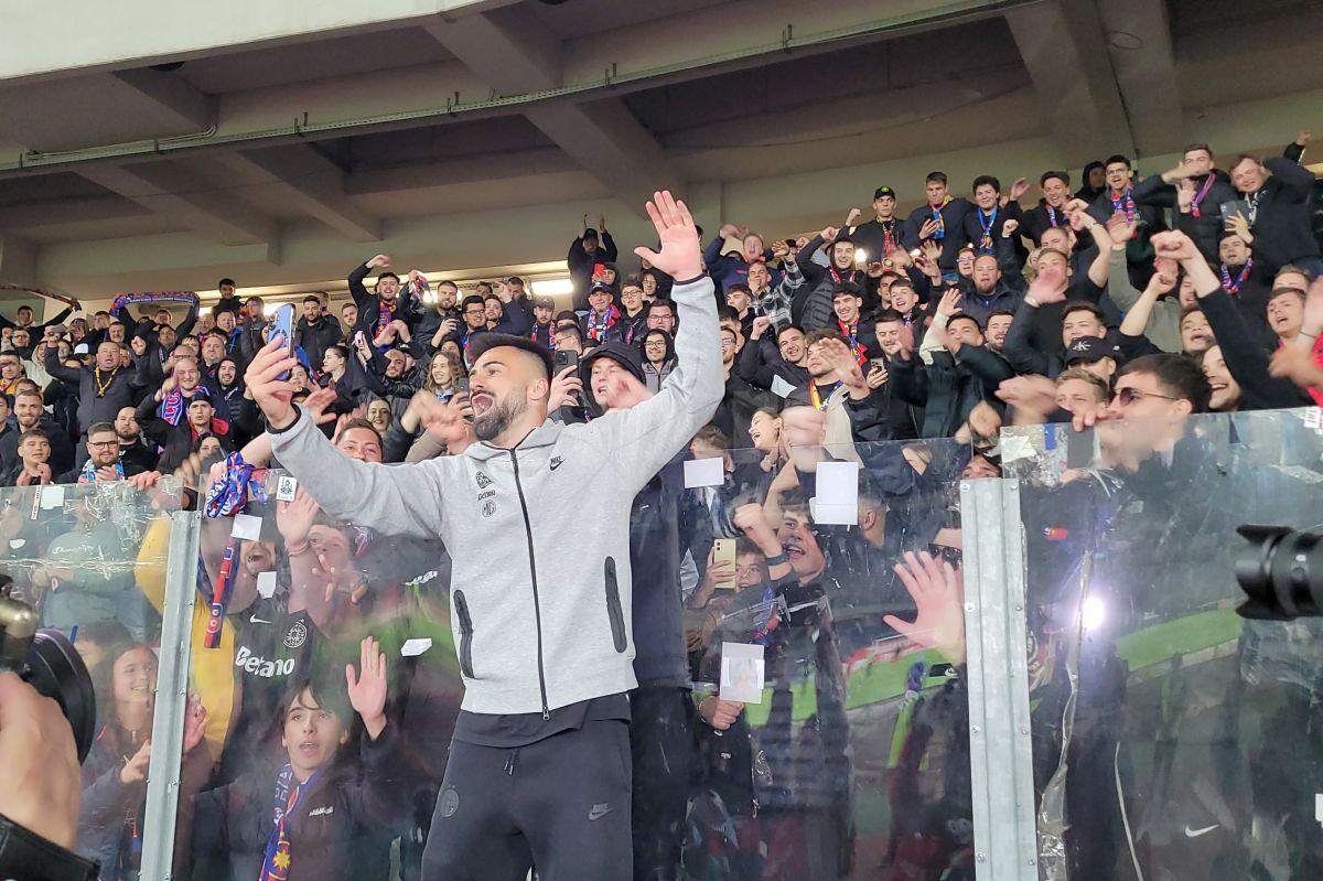 U Cluj - FCSB: imaginile bucuriei dezlănțuite din fața peluzei » Roș-albaștrii au pornit, oficial, sărbătoarea