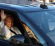 Papa Leon, la bordul mașinii sale