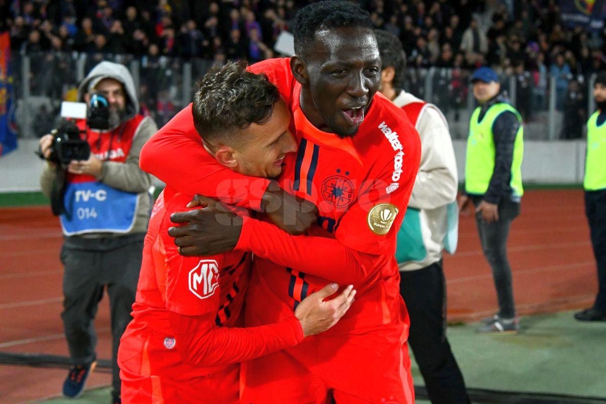 U Cluj - FCSB: imaginile bucuriei dezlănțuite din fața peluzei » Roș-albaștrii au pornit, oficial, sărbătoarea