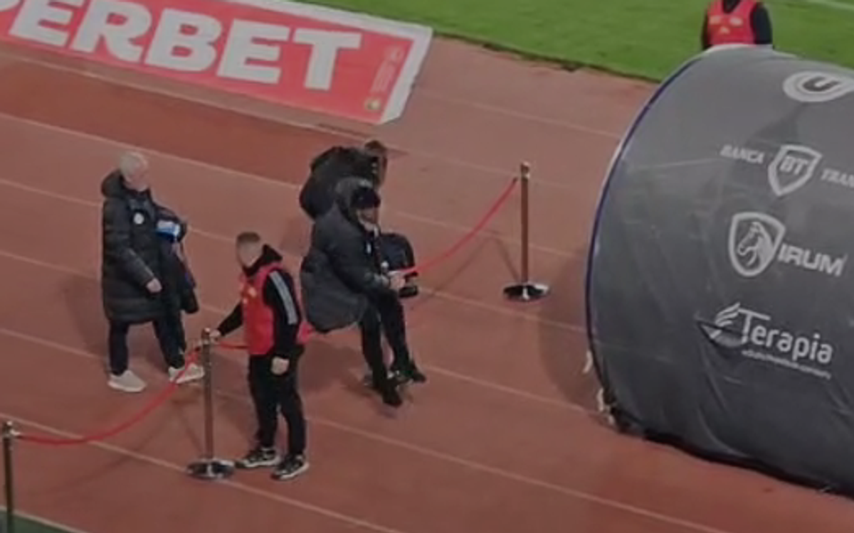 La U Cluj - FCSB s-au repetat la final scenele de anul trecut din Gruia! » Clujenii au aprins blițurile pentru a celebra campioana