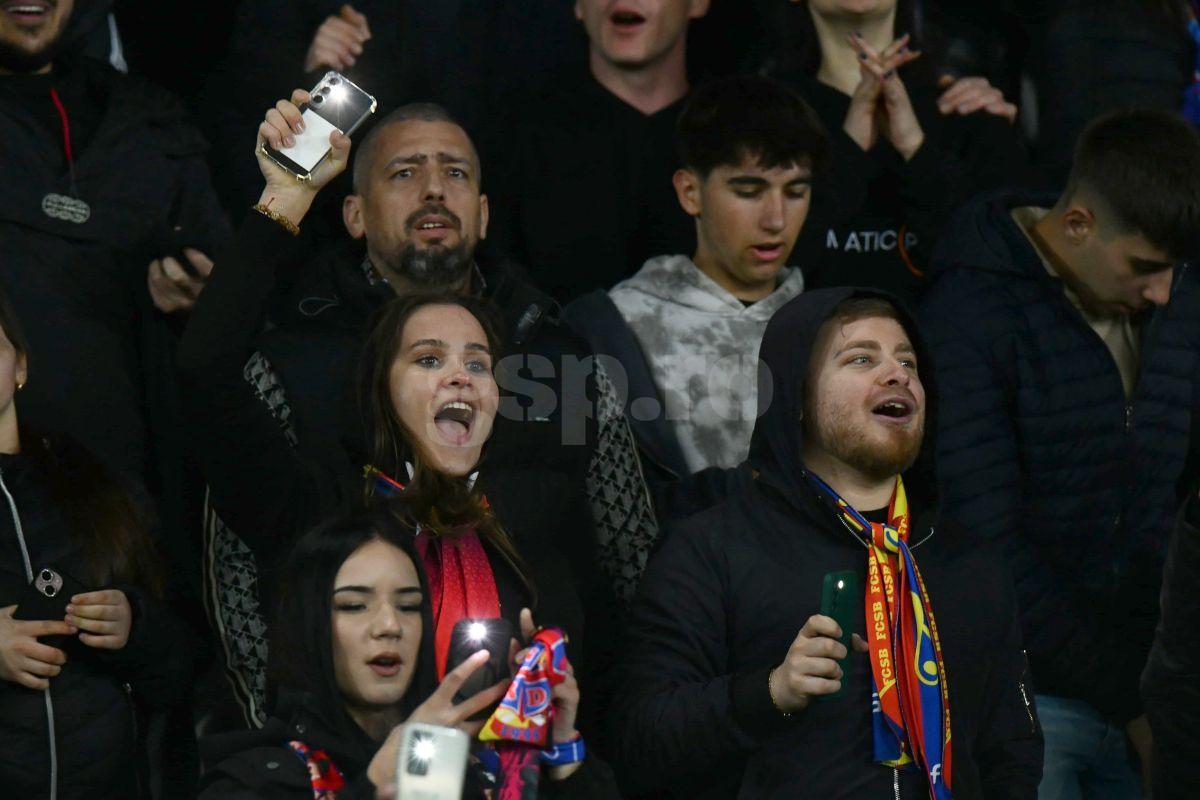 U Cluj - FCSB: imaginile bucuriei dezlănțuite din fața peluzei » Roș-albaștrii au pornit, oficial, sărbătoarea