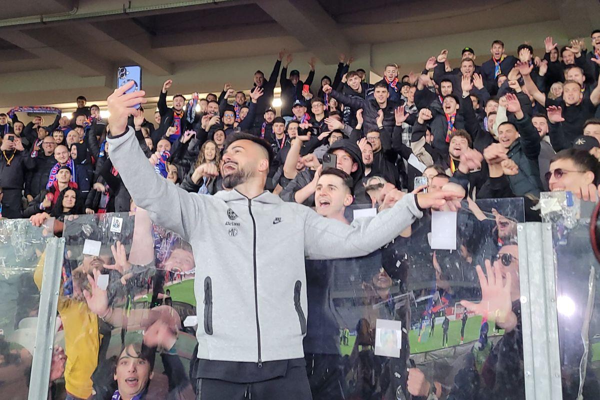 U Cluj - FCSB: imaginile bucuriei dezlănțuite din fața peluzei » Roș-albaștrii au pornit, oficial, sărbătoarea