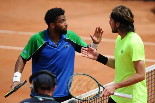 Arthur Fils și Stefanos Tsitsipas au discutat la finalul meciului din turul 3 la Roma Foto: Imago Images