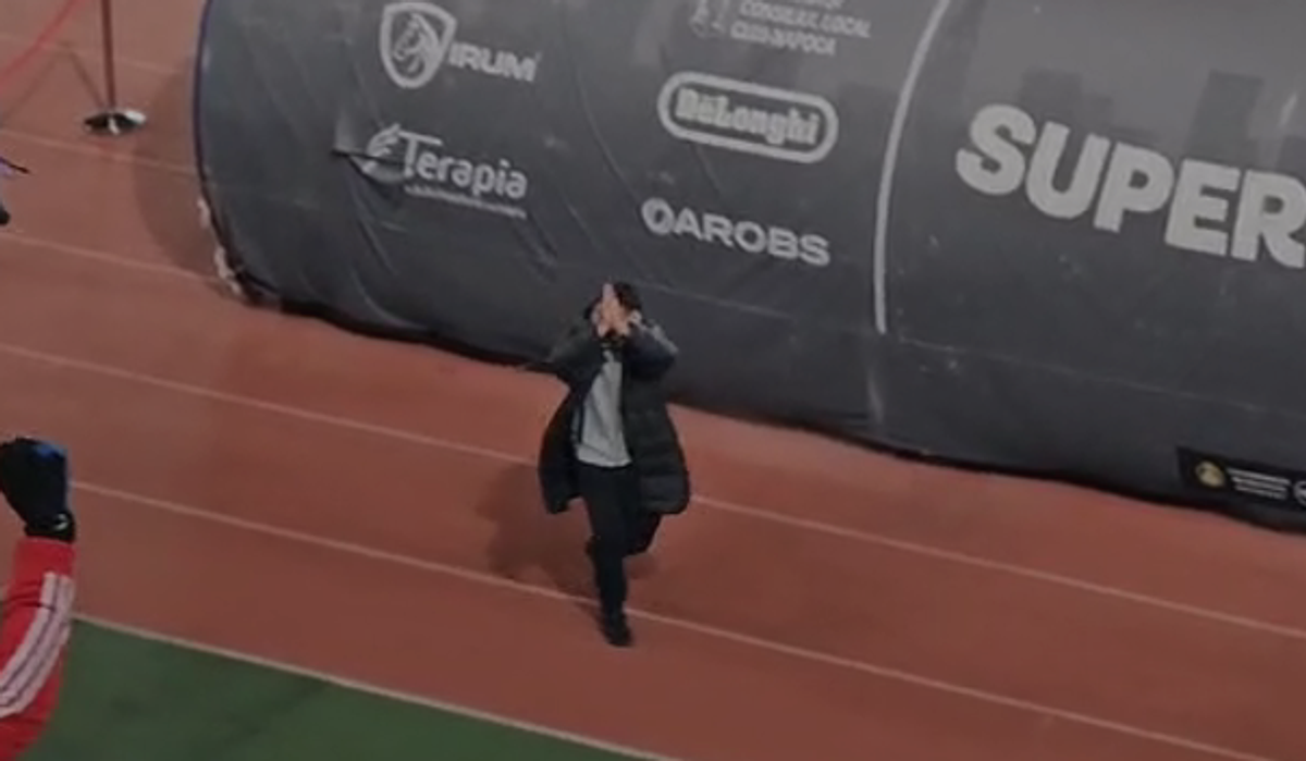 La U Cluj - FCSB s-au repetat la final scenele de anul trecut din Gruia! » Clujenii au aprins blițurile pentru a celebra campioana
