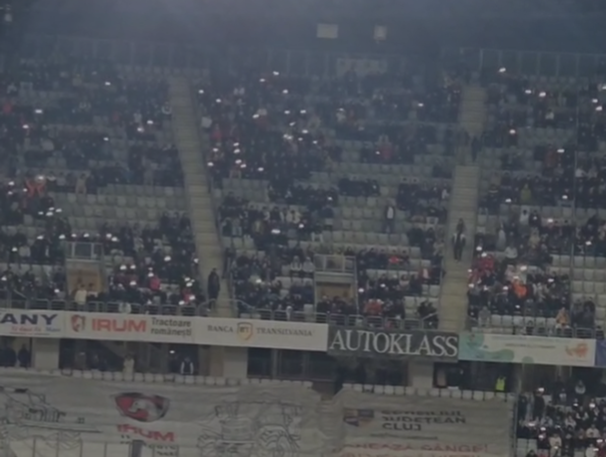 La U Cluj - FCSB s-au repetat la final scenele de anul trecut din Gruia! » Clujenii au aprins blițurile pentru a celebra campioana
