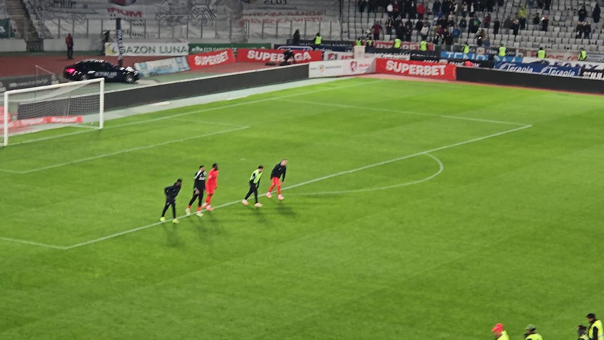 La U Cluj - FCSB s-au repetat la final scenele de anul trecut din Gruia! » Clujenii au aprins blițurile pentru a celebra campioana