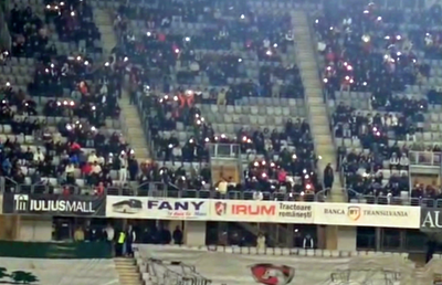 La U Cluj - FCSB s-au repetat la final scenele de anul trecut din Gruia! » Clujenii au aprins blițurile pentru a celebra campioana