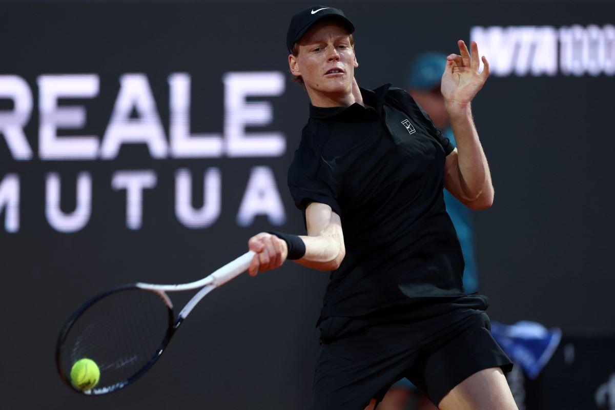 Jannik Sinner discută despre modă, după revenirea în circuit: „Îmi plac mai mult culorile închise”