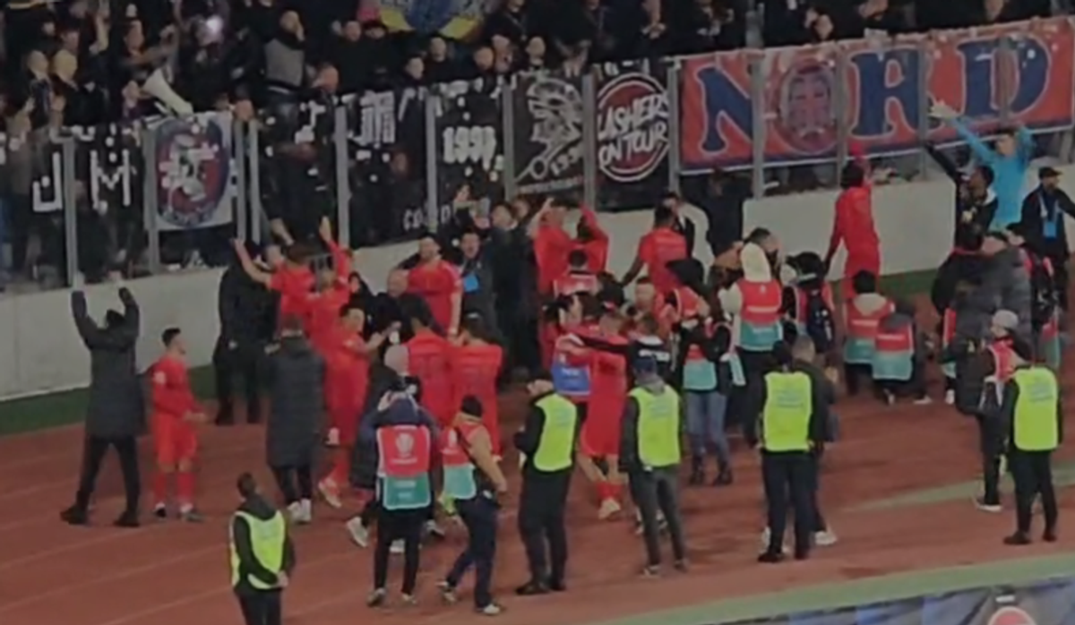 La U Cluj - FCSB s-au repetat la final scenele de anul trecut din Gruia! » Clujenii au aprins blițurile pentru a celebra campioana