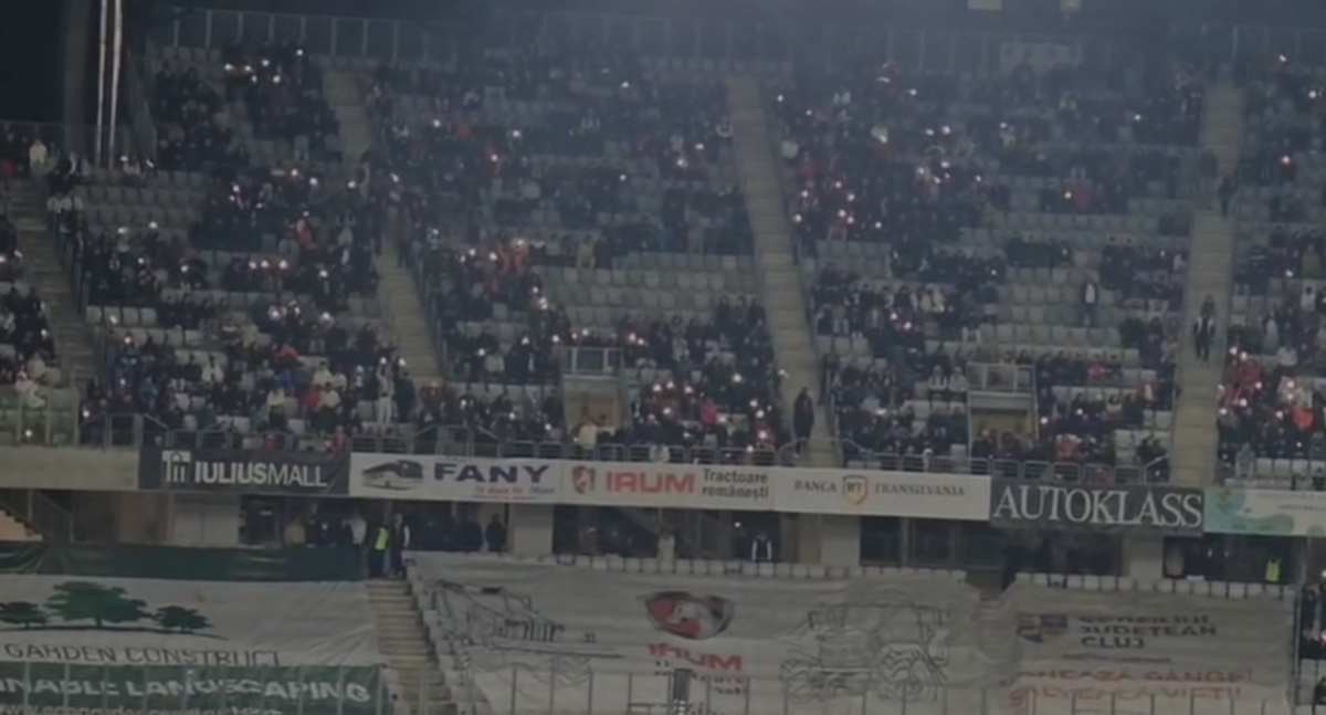 La U Cluj - FCSB s-au repetat la final scenele de anul trecut din Gruia! » Clujenii au aprins blițurile pentru a celebra campioana