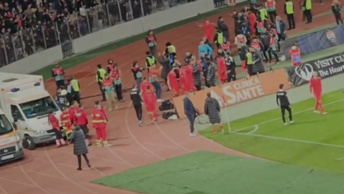 La U Cluj - FCSB s-au repetat la final scenele de anul trecut din Gruia! » Clujenii au aprins blițurile pentru a celebra campioana