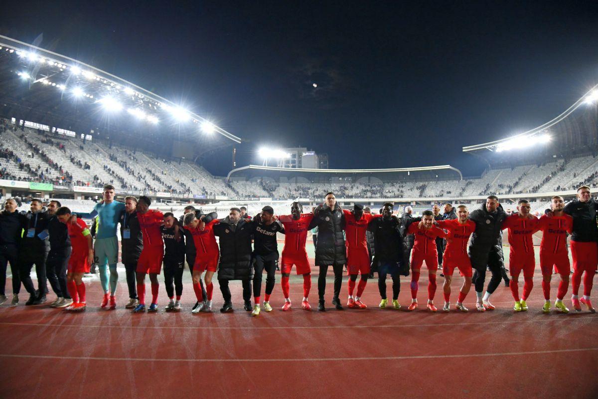U Cluj - FCSB: imaginile bucuriei dezlănțuite din fața peluzei » Roș-albaștrii au pornit, oficial, sărbătoarea