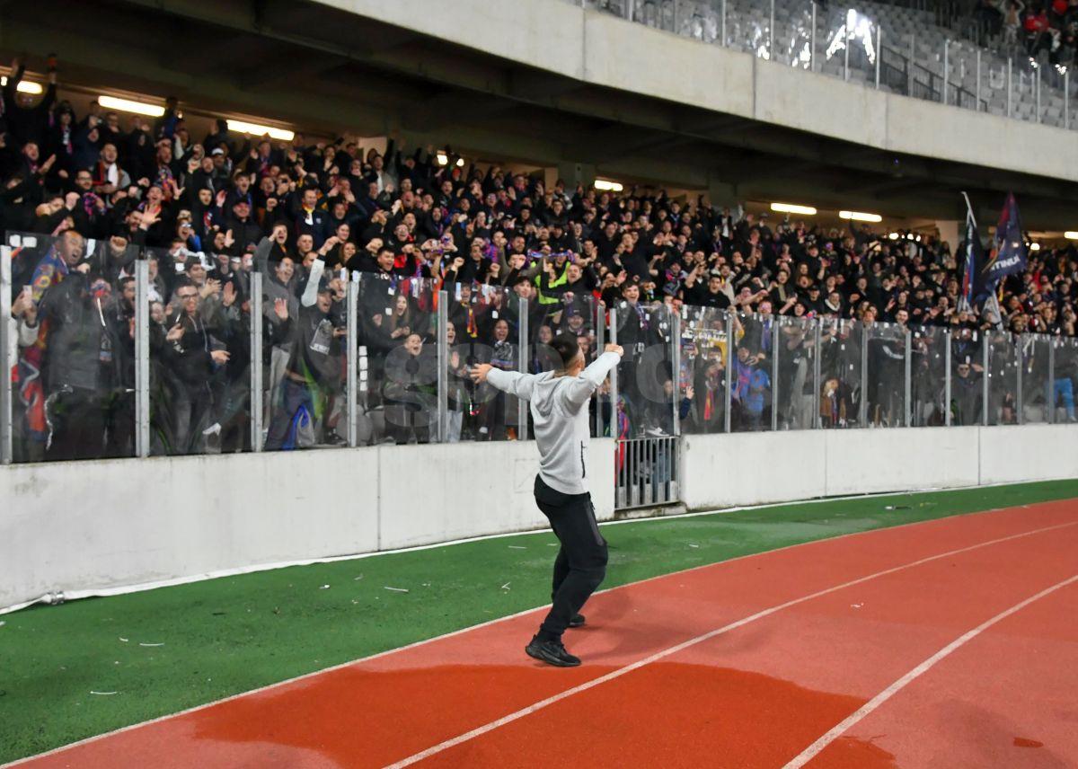 U Cluj - FCSB: imaginile bucuriei dezlănțuite din fața peluzei » Roș-albaștrii au pornit, oficial, sărbătoarea