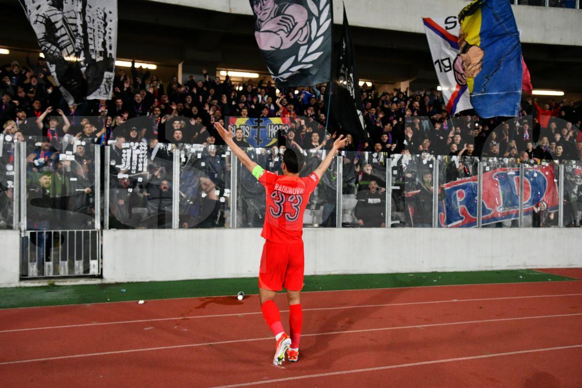 U Cluj - FCSB: imaginile bucuriei dezlănțuite din fața peluzei » Roș-albaștrii au pornit, oficial, sărbătoarea