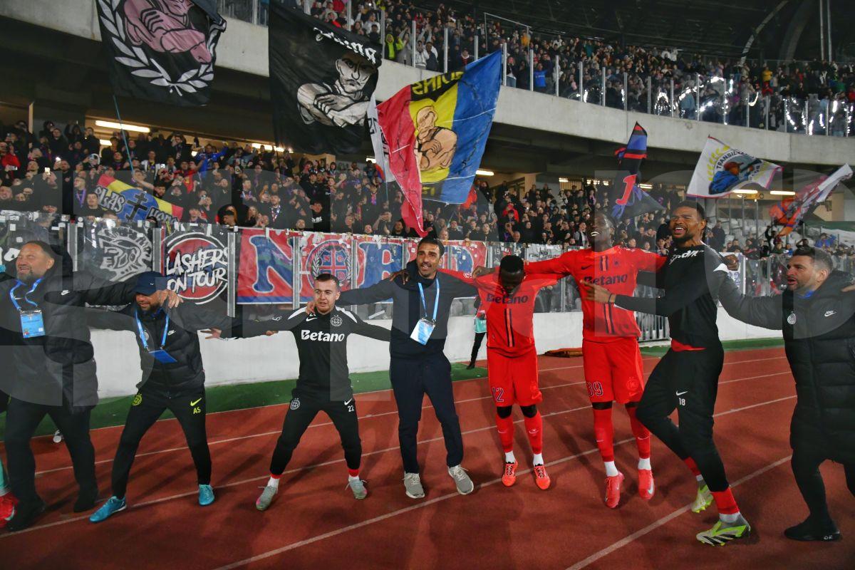U Cluj - FCSB: imaginile bucuriei dezlănțuite din fața peluzei » Roș-albaștrii au pornit, oficial, sărbătoarea