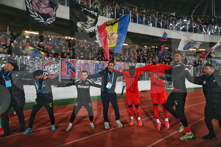Roș-albaștrii au sărbătorit alături de fani victoria cu U Cluj / FOTO: Cristi Preda (GSP)