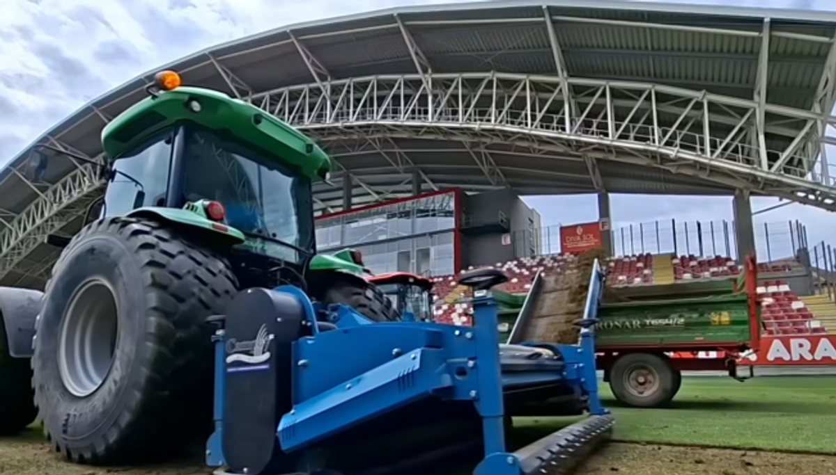 Primarul orașului unde evoluează echipa din play-out se laudă cu noul gazon montat: „Cel mai bun din România”