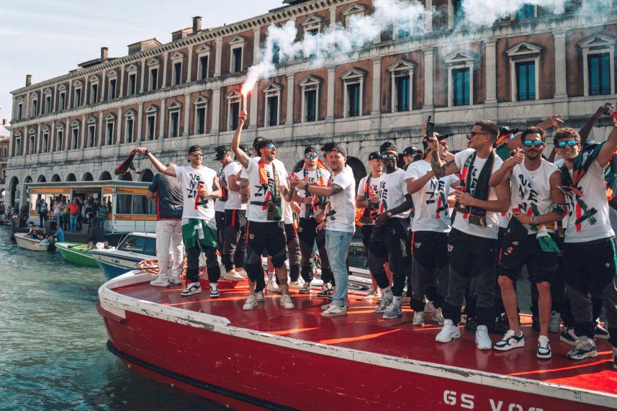 Imaginile zilei: gondole, fumigene și Sfântul Marcu » Au sărbătorit pe canale promovarea în Serie A