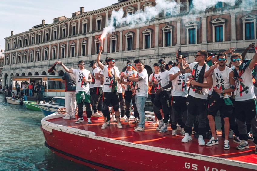 Imagini tari! Iată cum a sărbătorit Venezia revenirea în Serie A // FOTO: X