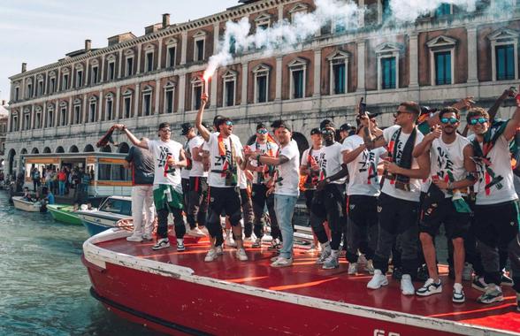 Imaginile zilei: gondole, fumigene și Sfântul Marcu » Au sărbătorit pe canale promovarea în Serie A