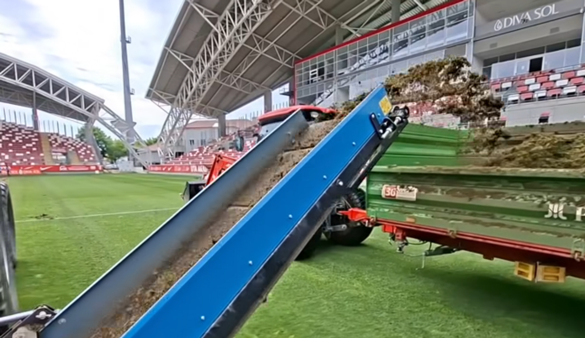 Se schimbă gazonul de pe „Arena Francisc Neuman”