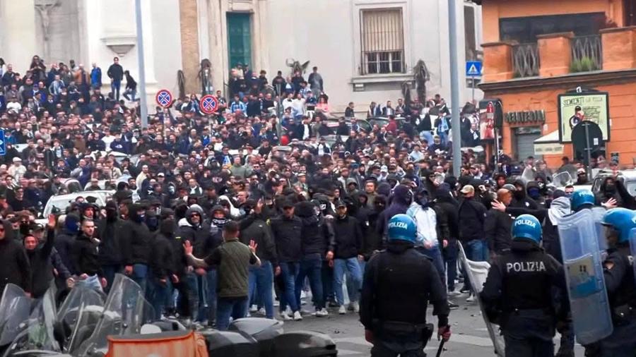 Poliția a făcut față cu greu ciocnirilor dintre ultrașii lui Lazio și ai Romei la derby-ul din aprilie 2025 Finala de la Roma dă peste cap etapa din Serie A! » E război între autorități, Ligă și televiziuni