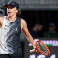 Iga Swiatek sărbătorind victoria cu Naomi Osaka la Roma 2026 Foto: Imago Images