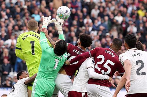 Pablo îi pune mâna în fața portarului David Raya / Foto: GettyImages