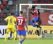 Matei Popa, accidentat, FCSB - Unirea Slobozia // foto: Cristi Preda (GSP)