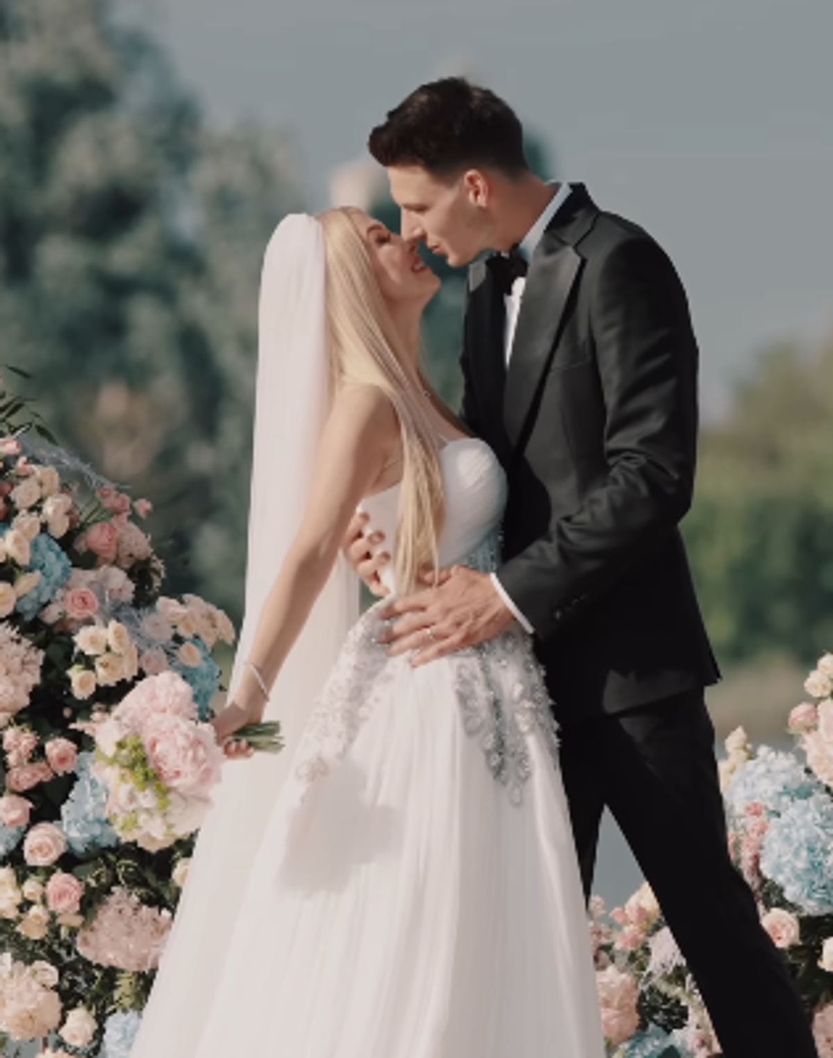Andreea Bălan s-a căsătorit cu tenismenul Victor Cornea! Imagini cu ținuta spectaculoasă a artistei