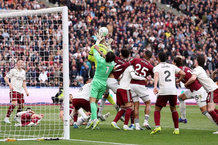 Faza controversată din timpul meciului West Ham - Arsenal / foto: getty images Gary Neville, reacție dură după golul anulat care poate decide titlul în Premier League: „Cel mai important moment din istoria VAR”