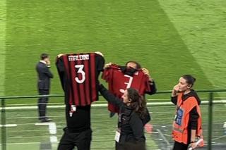 Tricoul lui Maldini, interzis pe San Siro » Fanii care l-au purtat, dați afară de pe stadion