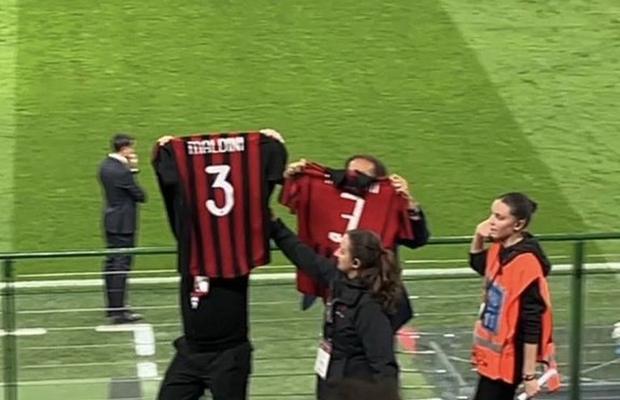 Tricoul lui Maldini, interzis pe San Siro » Fanii care l-au purtat, dați afară de pe stadion