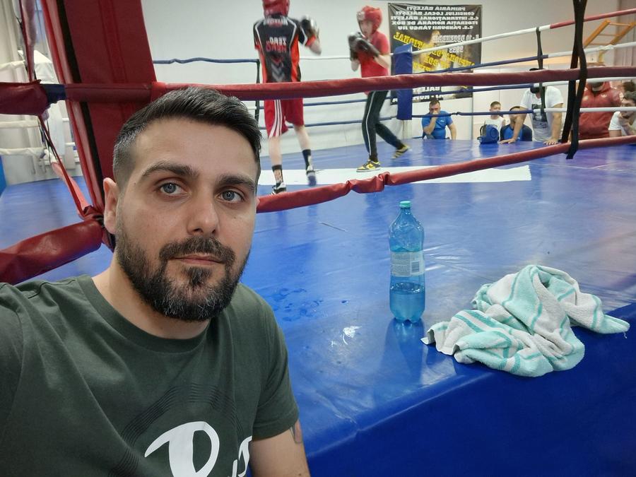 Alex Scarlat a fost înlăturat din pozițiile din cadrul Federației Medalii aranjate, arbitri dirijați și cântar măsluit! „Văd copiii plângând” » Conducerea Federației Române de Box, acuzată frontal de trucarea meciurilor: „Au luat fete de pe stradă și le-au aruncat în ring”