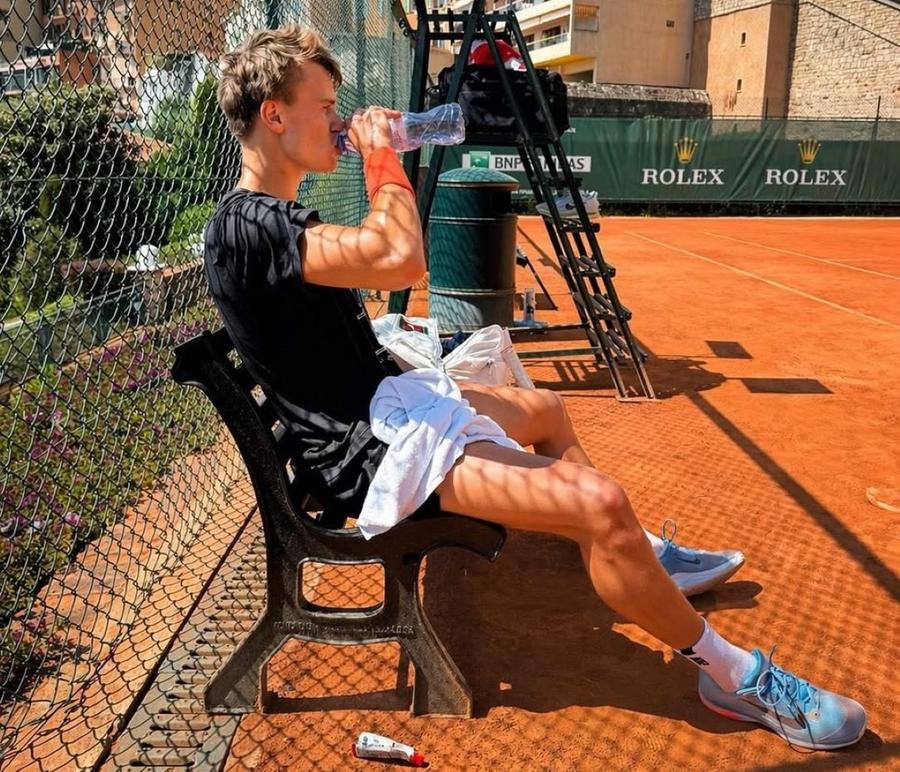 Holger Rune la un antrenament în aprilie 2025 Foto: Instagram Fostul număr 4 ATP își amână revenirea în turnee, după accidentarea teribilă de acum 7 luni: „Ne vedem pe iarbă”
