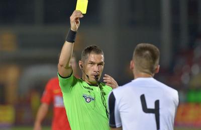 Regulă nouă în fotbalul românesc: la ce distanță trebuie să stea fotbaliștii de arbitri