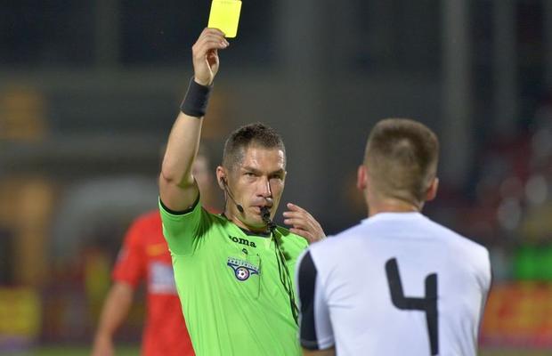 Regulă nouă în fotbalul românesc: la ce distanță trebuie să stea fotbaliștii de arbitri