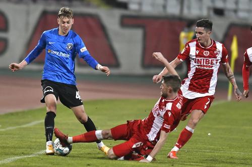 Marco Ehmann intervine prin alunecare într-un meci Dinamo - Viitorul // foto: Imago