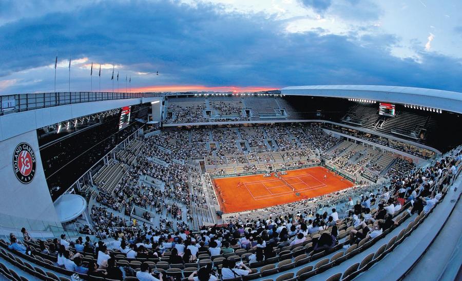 Un meci din sesiunea de seară pe Terenul Philippe Chatrier cu public în tribună (foto: Guliver/GettyImages) Roland Garros, aristocratul din Orașul Luminilor » Cristian Geambașu: „Democratizarea societății, un amestec subtil (parșiv?) între libertate și constrângere”