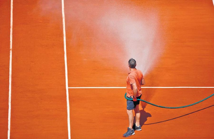 Zgura e pretențioasă, terenurile se refac după fiecare set jucat (foto: Imago) Roland Garros, aristocratul din Orașul Luminilor » Cristian Geambașu: „Democratizarea societății, un amestec subtil (parșiv?) între libertate și constrângere”