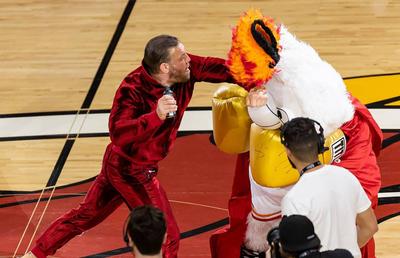 Dintr-o glumă, a ajuns la spital » Mascota de la Miami Heat s-a dus la Urgențe după loviturile primite de la Conor McGregor
