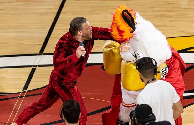 Dintr-o glumă, a ajuns la spital » Mascota de la Miami Heat s-a dus la Urgențe după loviturile primite de la Conor McGregor