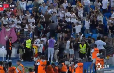 Scene incredibile în mini-Clasico! Real Madrid B elimină Barca B: fanii au căzut cu tribuna când sărbătoreau golul decisiv